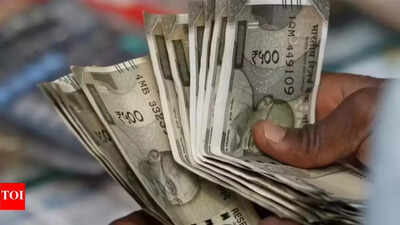 Rupee falls to 3-month low at 86.72/$ Rupee falls to 3-month low at 86.72/$