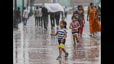 Delhi weather: Sudden rain brings relief to capital; IMD issues yellow alert | India News Delhi weather: Sudden rain brings relief to capital; IMD issues yellow alert | India News