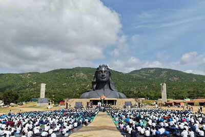 Tamil Nadu: Defence personnel perform Yoga in front of Adiyogi at Coimbatore’s Isha Yoga centre | India News Tamil Nadu: Defence personnel perform Yoga in front of Adiyogi at Coimbatore’s Isha Yoga centre | India News