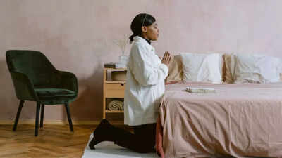 You thought kneeling was just for worship? Know what it does to your back, joints, and brain | You thought kneeling was just for worship? Know what it does to your back, joints, and brain |