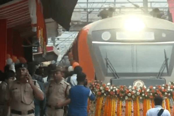 Gorakhpur To Patliputra In Just 7 Hours As PM Modi Flags Off New Vande Bharat Train | India News Gorakhpur To Patliputra In Just 7 Hours As PM Modi Flags Off New Vande Bharat Train | India News