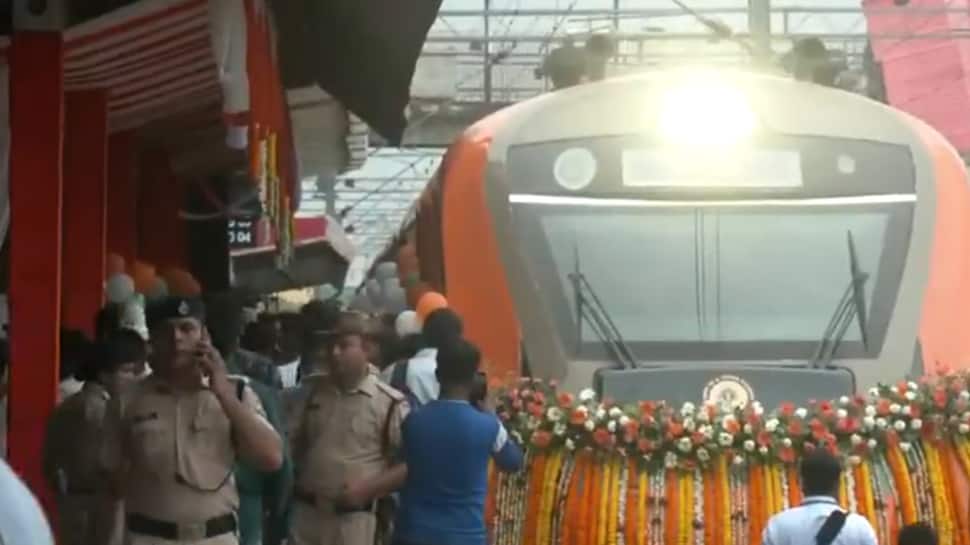 Gorakhpur To Patliputra In Just 7 Hours As PM Modi Flags Off New Vande Bharat Train | India News Gorakhpur To Patliputra In Just 7 Hours As PM Modi Flags Off New Vande Bharat Train | India News