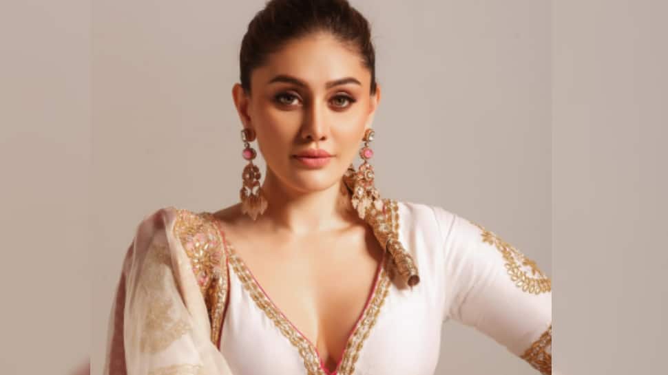 Shefali Jariwala Laid To Rest At Oshiwara Crematorium; Investigation Underway In Sudden Demise | People News Shefali Jariwala Laid To Rest At Oshiwara Crematorium; Investigation Underway In Sudden Demise | People News
