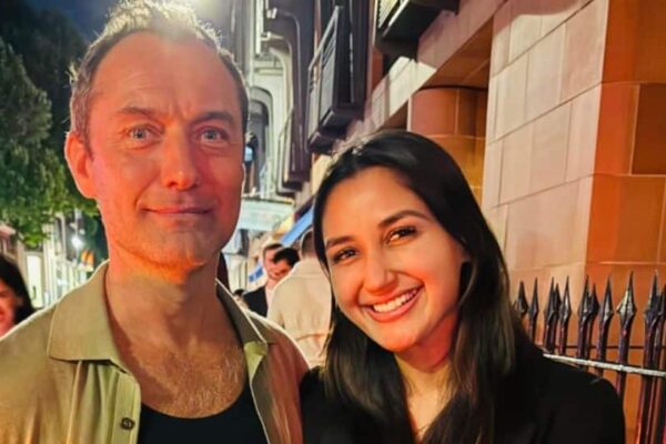 Nikita Dutta Bumps Into ‘Sherlock Holmes’ Star Jude Law On Vacation , Calls It Her ‘Ultimate Fangirl Moment’ | People News Nikita Dutta Bumps Into ‘Sherlock Holmes’ Star Jude Law On Vacation , Calls It Her ‘Ultimate Fangirl Moment’ | People News