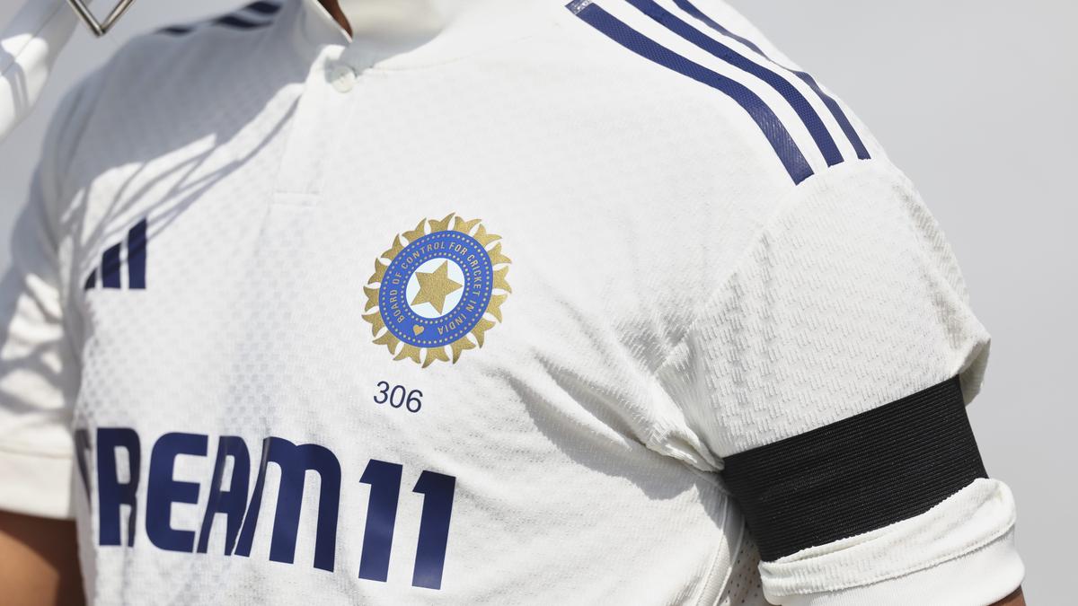 Why is India and England wearing black armbands on day five of the first Test against England? Why is India and England wearing black armbands on day five of the first Test against England?