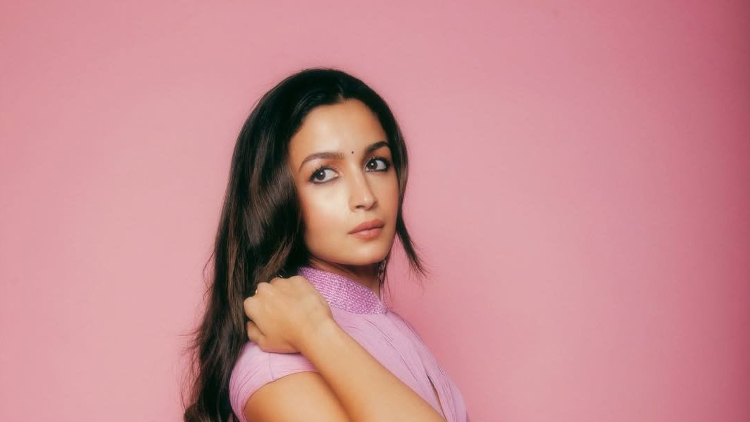 Alia Bhatt’s blush Tarun Tahiliani sari was a nod to Rekha’s iconic Silsila look Alia Bhatt’s blush Tarun Tahiliani sari was a nod to Rekha’s iconic Silsila look