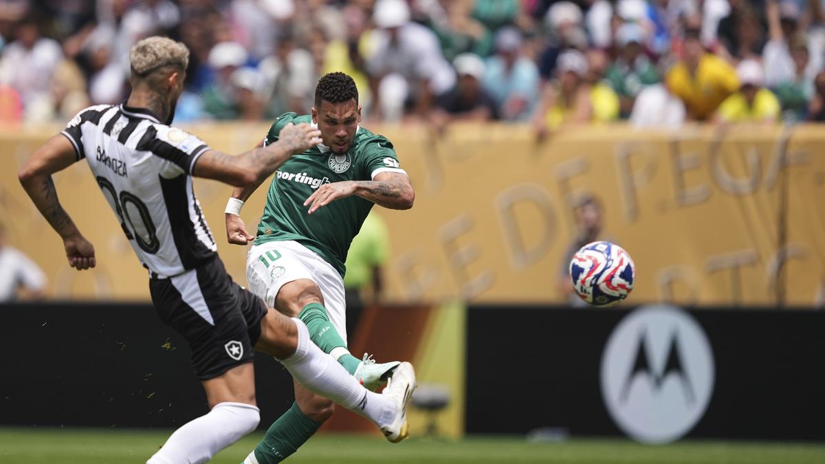 WATCH: Paulinho scores in extra time to give Palmeiras lead against Botafogo WATCH: Paulinho scores in extra time to give Palmeiras lead against Botafogo