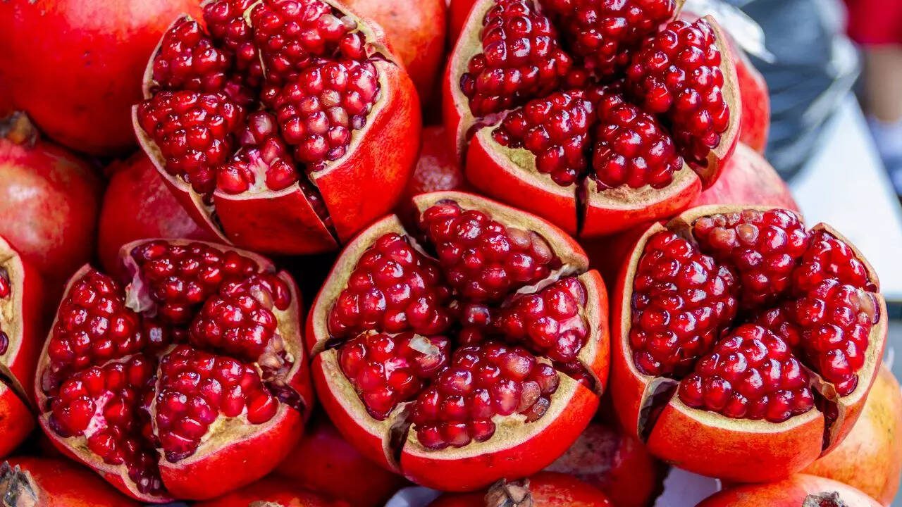 5 benefits of consuming one anaar (pomegranate) daily 5 benefits of consuming one anaar (pomegranate) daily