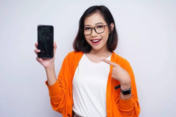 How you hold your phone reveals THIS about you How you hold your phone reveals THIS about you
