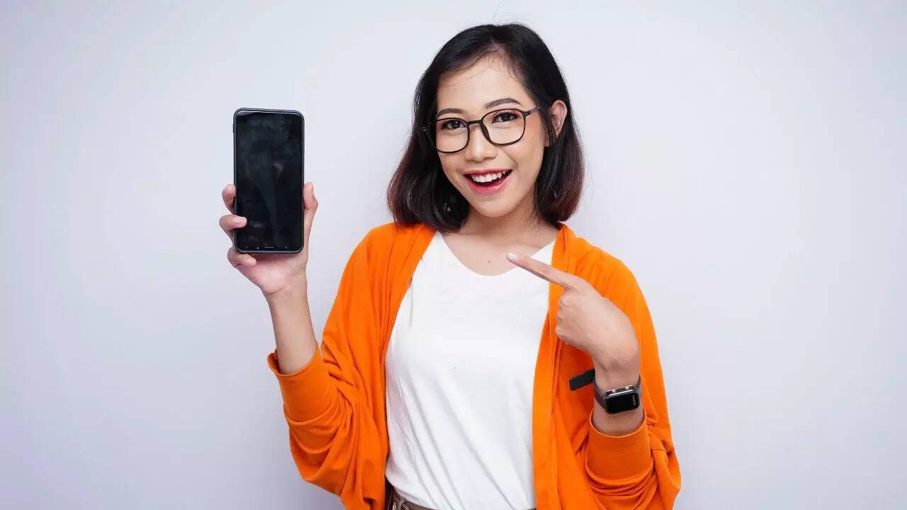 How you hold your phone reveals THIS about you How you hold your phone reveals THIS about you