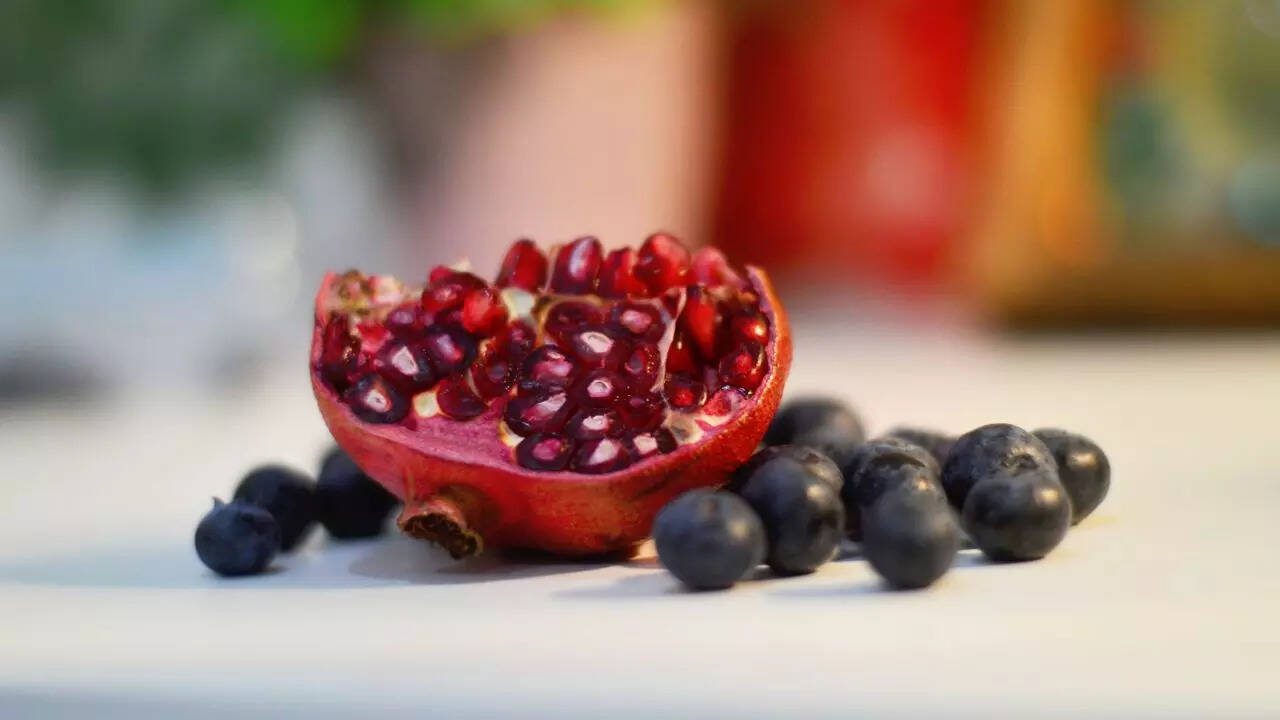 Anaar (pomegranate) vs Blueberry: Which is healthier? Anaar (pomegranate) vs Blueberry: Which is healthier?