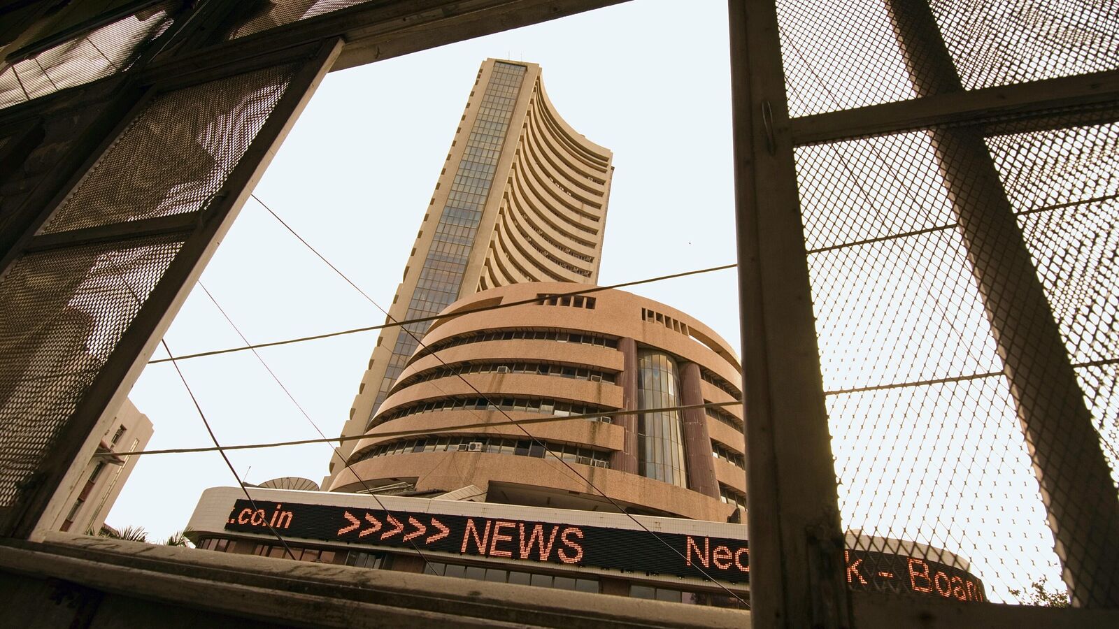 KEC International share price jumps over 5% after receipt of ₹1,236 crore fresh order KEC International share price jumps over 5% after receipt of ₹1,236 crore fresh order