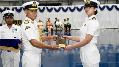 Nari Shakti in Navy: Aastha Poonia receives ‘Wings of Gold’; becomes first woman to be trained as a fighter pilot | India News Nari Shakti in Navy: Aastha Poonia receives ‘Wings of Gold’; becomes first woman to be trained as a fighter pilot | India News