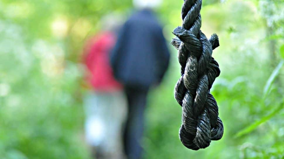Bodies Of Couple Found Hanging From Tree In Jharkhand’s Giridih, Police Suspect Love Affair | India News Bodies Of Couple Found Hanging From Tree In Jharkhand’s Giridih, Police Suspect Love Affair | India News