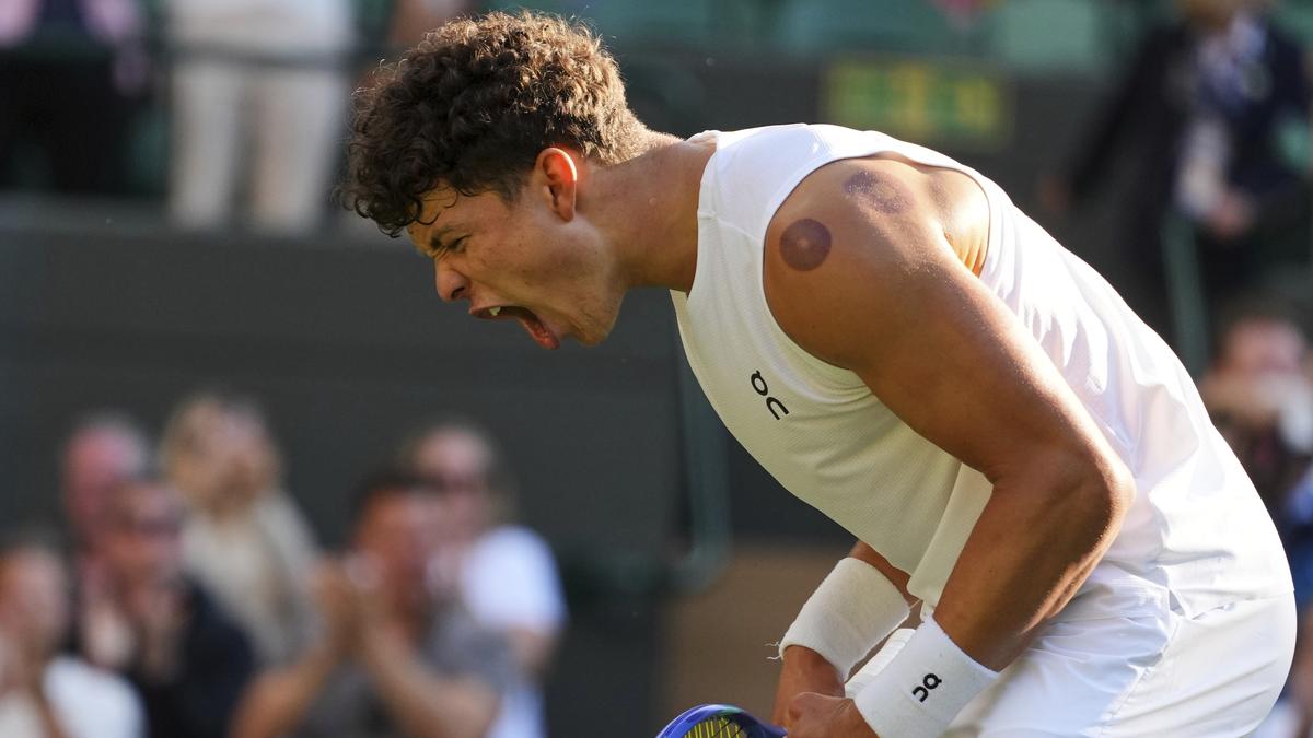 Wimbledon 2025: Shelton gets one up on dad as he battles to quarterfinals